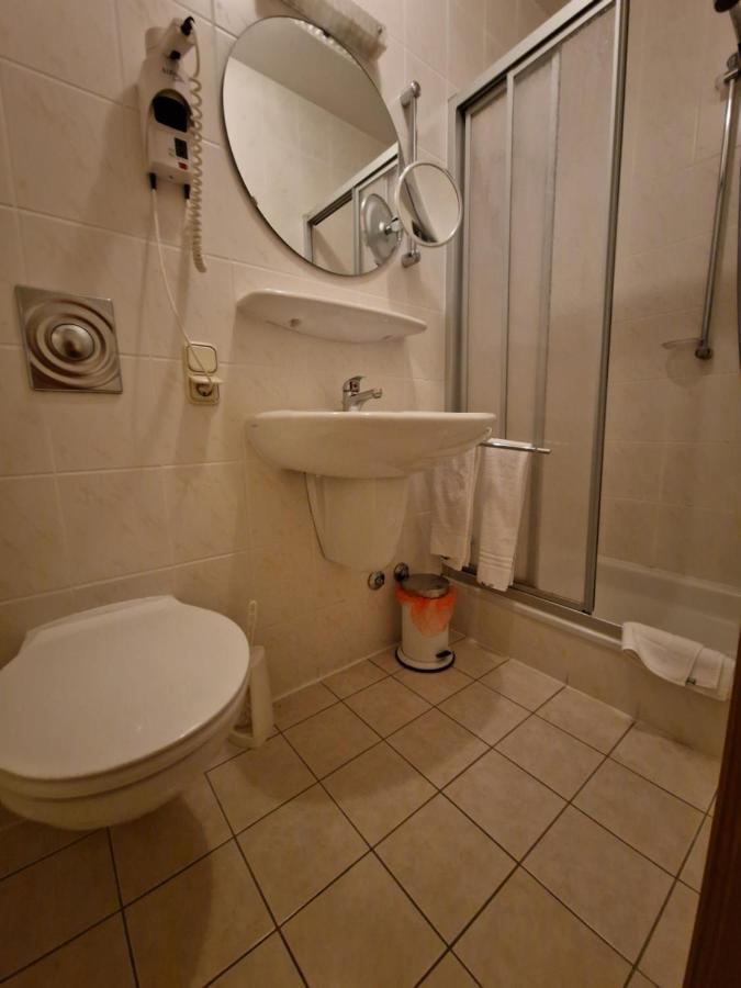 Hostel Zum Loewen ทอดท์โมส ภายนอก รูปภาพ